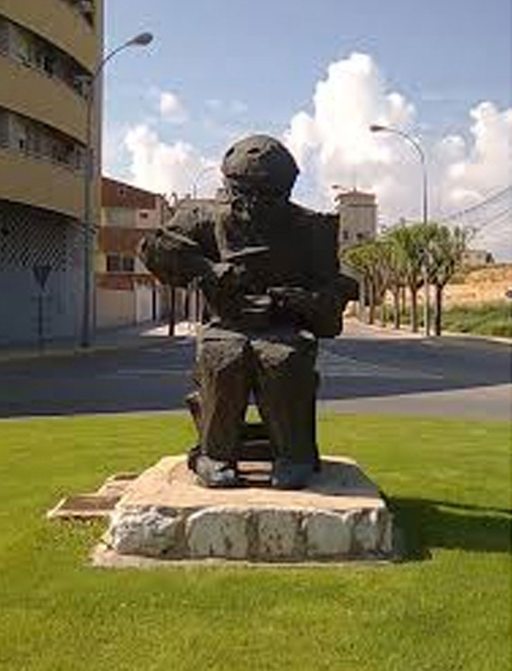 Elda Almansa Zapatero Al Valle En Monumento De La Ciudad x6PfqwfHS