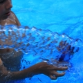 Mientras se llena la piscina del campo con el agua fresquita del pozo, mi hijo juega con el caño de agua. aguaazul_6fd4e3bb34c652d099c9d2691f75dce9.jpg
