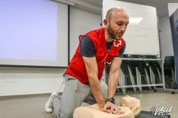 El enfermero, Rubén Galiano, durante un taller de primeros auxilios | J.C.