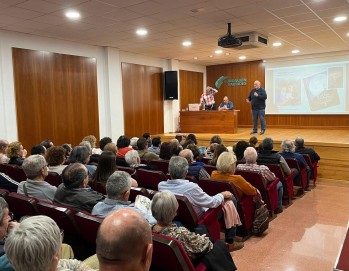 Decenas de personas llenaron la Fundación Paurides. 