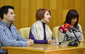 Representante de la EOI Elda junto a la edil de Educación, Laura Rizo | Jesús Cruces.