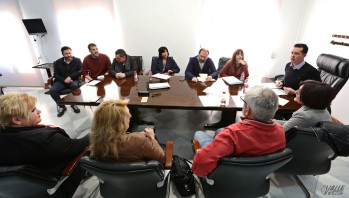Imagen de la reunión entre los portavoces municipales y los responsables del IES La Torreta | Jesús Cruces.
