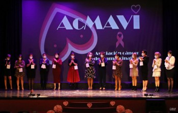 Las mujeres que protagonizan el calendario solidario 2021 de AcMAVI.