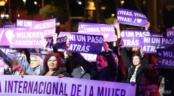 Elda concluyó el Día de la Mujer con una concentración y el concierto de Fran Vlanco en la Plaza Castelar