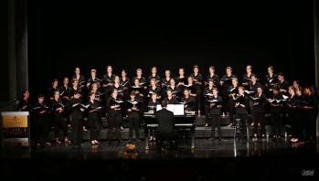 La actuación del coro de niños franceses deleitó al público del Teatro Castelar 
