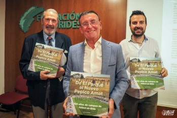Antonio Juan presentó el libro junto al exalcalde Paco Sogorb y el edil de Deportes, Fernando Gómez | J.C.