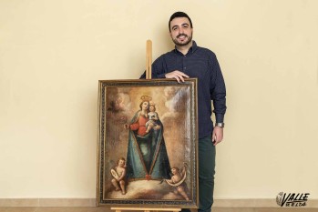 Marco junto a su cuadro datado del siglo XVIII | Nando Verdú.