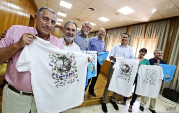 El hijo del pintor, Dante Poveda, junto a miembros de la Cofradía, el alcalde de Elda, la edil de Fiestas  y el pregonero| Jesús Cruces.