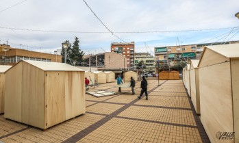 Actualmente se está montando el mercadillo | J.C.