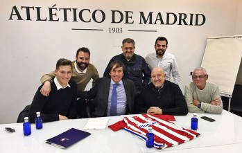 Directivos del At. de Madrid y el Elda Industrial durante la firma del acuerdo.