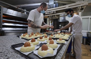 Cada día hacen más de un centenar de monas en el Horno del Valle.