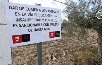 El Ayuntamiento ha renovado los carteles en los que se recuerda la ilegalidad de alimentar animales | Jesús Cruces.