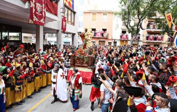 Petrer vive las fiestas de Moros y Cristianos 