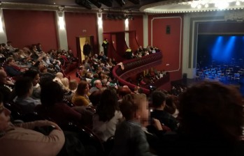 La Policía desalojó a la gente que no tenía asiento.