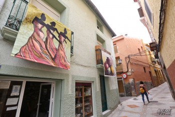 Las obras ya se están colgando de los diferentes balcones.
