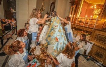 Un total de 12 camareras han participado en la preparación de la Virgen de la Salud | J.C.