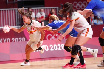 Paula Arcos durante el partido España-Rusia en los Juegos Olimpicos. Foto de la Real Federación Española de Balonmano