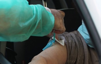 Las vacunas se están administrando ahora a mayores de 90 años.