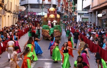 El boato de las Huestes ha estado protagonizado por el color y las danzas | Jesús Cruces.