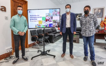 Fernando Gómez, concejal de Educación, Rubén Alfaro, alcalde de Elda, y Carlos Vicente, presidente de la agrupación de las AMPAS.