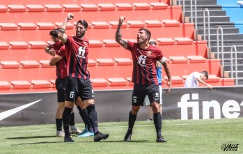 Los jugadores del Eldense esperan superar al filial de la Real Sociedad. J.C.