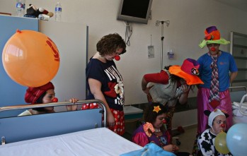 Dr. Clown lleva su sonrisa a nuevos departamentos del Hospital de Elda