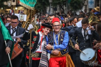 García no pudo llevar la bandera como Contrabandista de oro en la Entrada de bandas y se lo cedió a María Deltell.