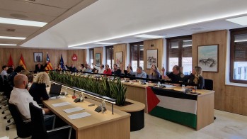 La bandera palestina se ha colocado en el pleno.