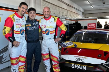 El mecánico eldense con los conductores.