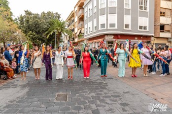 Las diez abanderadas han desfilado hasta la ermita | Nando Verdú. 