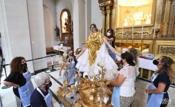 Las Camareras de la Virgen han vestido a la Virgen con sus mejores galas para las Fiestas Mayores