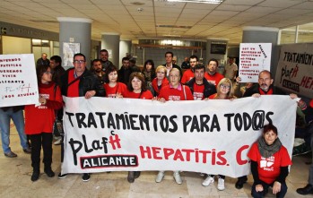 La Plataforma de Afectados por la Hepatitis C se concentra en el Hospital de Elda