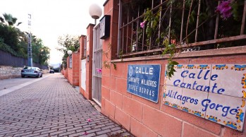 La calle cantante Milagros Gorgé Borrás tiene dos faltas ortográficas y se ha colocado un cartel privado para subsanarlo | Jesús Cruces.