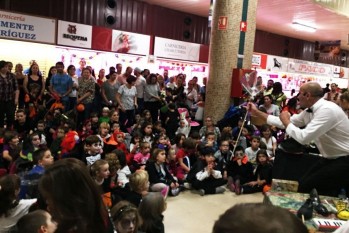 Pequeños monstruos, brujas y vampiros invadieron el Mercado Central 