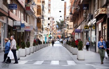La calle Juan Carlos I es una de las más comerciales de Elda | Jesús Cruces.