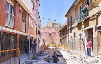 La calle lleva un mes cortada al tráfico.