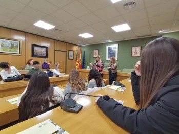 La alcaldesa Irene Navarro recibió a los jóvenes.
