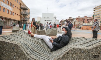 La directora del Museo del Calzado, Loles Esteve, posa en la obra 