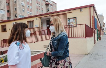 Irene Navarro en la puerta del centro con la directora Loli Corbí.