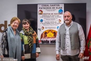 La directora de la agrupación, Mari Carmen Segura, la concejala del Teatro Castelar, Rosa Vidal, y el cantante Juan Carlos Pastor han presentado los conciertos | J.C.