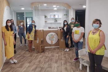 La escuela infantil Talentos y las familias donan a Emaús material escolar 