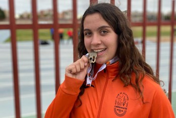 La atleta con su medalla. 