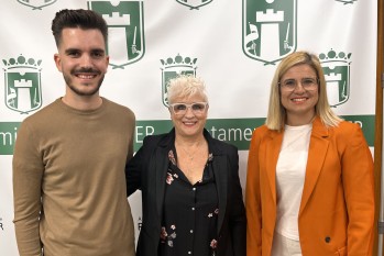 Imagen de la pregonera, en el centro, con el presidente Gaspar Barrachina y la alcaldesa Irene Navarro.