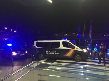La Policía Nacional aplaude la labor del personal sanitario