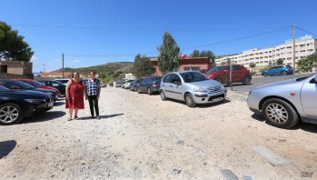 Las vecinas en el solar que cuenta con numerosos socavones. 