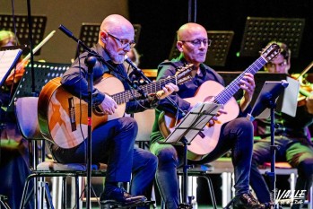 Pepe Payá y Francisco Albert Ricote con la orquesta ayer| Nando Verdú.