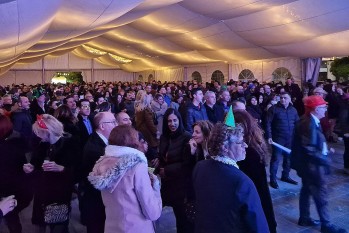 Cientos de personas acudieron a la carpa para iniciar el año.
