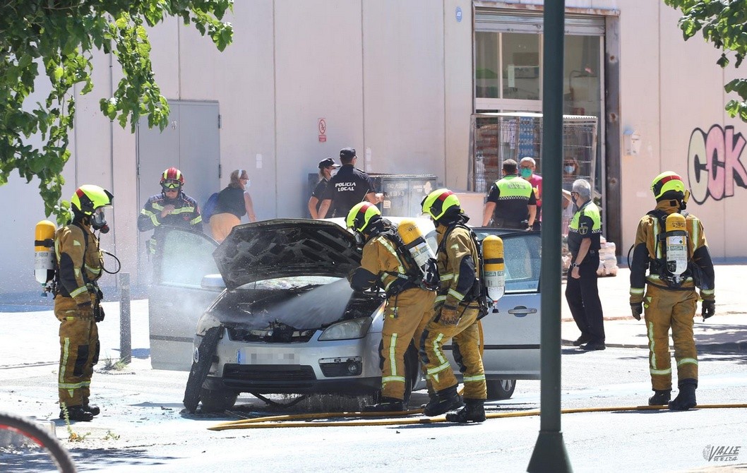 Arde un vehículo en la Avenida del Mediterráneo Arde un vehículo en la Avenida del Mediterráneo