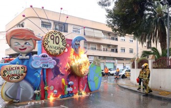 El agua ha provocado que la falla tardase en arder.