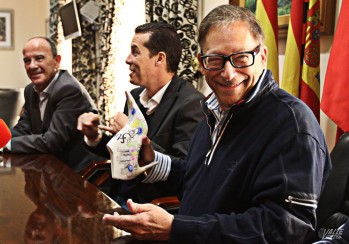 Imagen de archivo de Stuart Weitzman junto al alcalde Rubén Alfaro | Jesús Cruces.